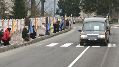 На Івано-Франківщині зустріли скорботний кортеж з тілом воїна Віталія Мерінова На Івано-Франківщині зустріли скорботний кортеж з тілом воїна Віталія Мерінова