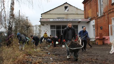 "Це наш другий дім": жителі деокупованих Циркунів під Харковом прибирають ліцей, в якому жили військові РФ