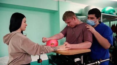 Вчиться тримати спину та мріє стати на ноги: військовий ЗСУ Назар Кайгородов проходить реабілітацію після травми голови