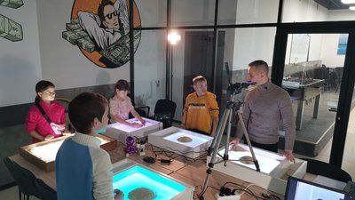"Терапія піском": у Полтаві із дітьми працює художник Костянтин Гуменюк із Харкова "Терапія піском": у Полтаві із дітьми працює художник Костянтин Гуменюк із Харкова