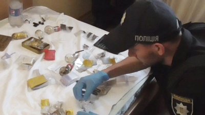 У підозрюваного правоохоронці вилучили близько 100 пакетів з наркотичними речовинами. У підозрюваного правоохоронці вилучили близько 100 пакетів з наркотичними речовинами.