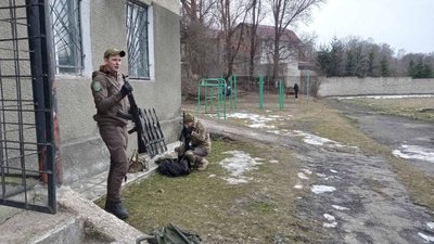Інструктор навчає поводитись зі зброєю Інструктор навчає поводитись зі зброєю