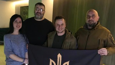 Ігор Костюк з побратимом привезли до Тернополя подяки і подарунки за допомогу військовим Ігор Костюк з побратимом привезли до Тернополя подяки і подарунки за допомогу військовим