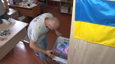 У волонтерському штабі на Тернопільщині переселенцям видають продуктові набори У волонтерському штабі на Тернопільщині переселенцям видають продуктові набори
