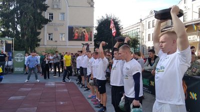У Житомирі відбувся відкритий чемпіонат з кросфіту – перемогу здобула 81 десантна бригада У Житомирі відбувся відкритий чемпіонат з кросфіту – перемогу здобула 81 десантна бригада