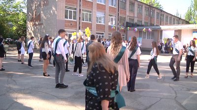Останній дзвоник: в херсонській школі згадували випускника, який загинув в зоні ООС Останній дзвоник: в херсонській школі згадували випускника, який загинув в зоні ООС