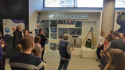 Інтерактивні сеанси та унікальні експонати: понад 400 переселенців відвідали Дніпровський планетарій