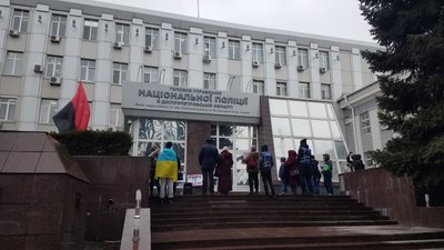У Дніпрі, під обласною поліцією, проходить акція проти бездіяльності правоохоронних органів У Дніпрі, під обласною поліцією, проходить акція проти бездіяльності правоохоронних органів