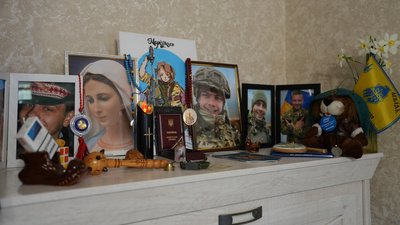 "Не дивись мені в слід". Мати полеглого захисника на Миколаївщині чекає на збіг ДНК-експертизи "Не дивись мені в слід". Мати полеглого захисника на Миколаївщині чекає на збіг ДНК-експертизи