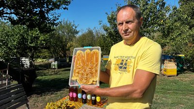 Бджоляр із Запорізької області виготовив медовий тризуб, який присвятив захисникам "Азовсталі" та морським піхотинцям Бджоляр із Запорізької області виготовив медовий тризуб, який присвятив захисникам "Азовсталі" та морським піхотинцям