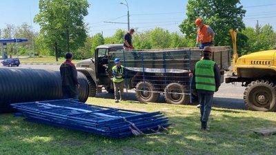 Аварія на каналізаційному колекторі, внаслідок якого утворилася вирва на проїжджій частині на проспекті Гагаріна. 15 травня 2023 року. Фото: Олена Клименко/Суспільне Харків Аварія на каналізаційному колекторі, внаслідок якого утворилася вирва на проїжджій частині на проспекті Гагаріна. 15 травня 2023 року. Фото: Олена Клименко/Суспільне Харків
