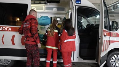 Медики біля авто "швидкої".