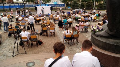 Капранов диктував, містяни писали. У Дніпрі провели диктант просто неба – фото Капранов диктував, містяни писали. У Дніпрі провели диктант просто неба – фото
