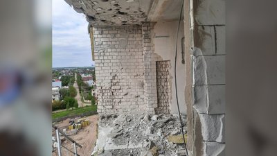 Наслідки обстрілу будинку