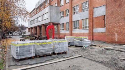 У Полтаві досі не розірвали договір із підрядником щодо нової плитки у школі №5