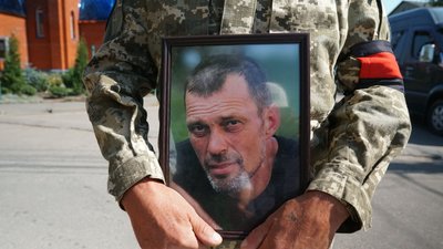 У Сумській громаді провели в останню путь військовослужбовця Юрія Комісара