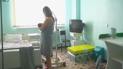 Породіллі говорять, що можливо замість бебі-боксів, краще давали б грошову допомогу. Фото: Суспільне Породіллі говорять, що можливо замість бебі-боксів, краще давали б грошову допомогу. Фото: Суспільне