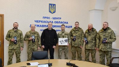 Захисники отримали нагороди від Головнокомандувача ЗСУ та дрон від черкащан Захисники отримали нагороди від Головнокомандувача ЗСУ та дрон від черкащан