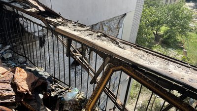 “Дому немає, Свєти немає. Завалило повністю. Я нічого не міг зробити”. Очевидці про обстріли у Херсоні “Дому немає, Свєти немає. Завалило повністю. Я нічого не міг зробити”. Очевидці про обстріли у Херсоні