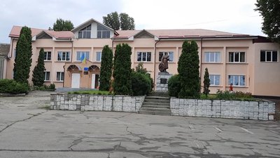 Меморіал на території школи. Меморіал на території школи.