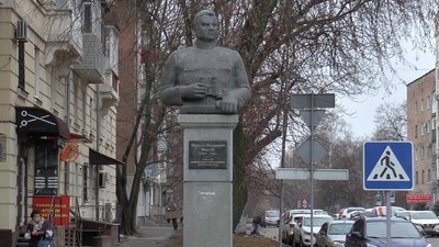 У Полтаві поки не будуть прибирати погруддя Миколі Ватутіну У Полтаві поки не будуть прибирати погруддя Миколі Ватутіну