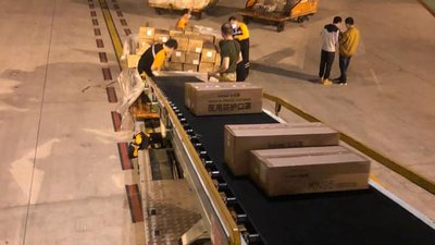 У Китаї літак ЗСУ завантажили партією масок і тестів
