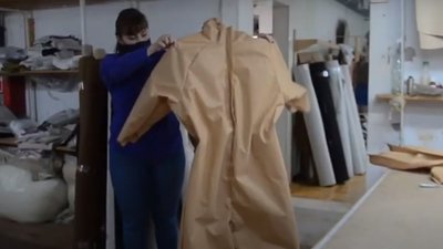 Захисні костюми для медиків безкоштовно шиють на меблевій фабриці на Тернопільщині Захисні костюми для медиків безкоштовно шиють на меблевій фабриці на Тернопільщині