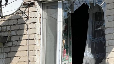 Декілька тижнів у Високопіллі на Херсонщині горить склад, у якому місцевий фермер зберігав урожай соняшнику Декілька тижнів у Високопіллі на Херсонщині горить склад, у якому місцевий фермер зберігав урожай соняшнику