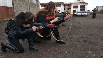 Поводження зі зброєю і тактична медицина: для закарпатців провели військовий вишкіл Поводження зі зброєю і тактична медицина: для закарпатців провели військовий вишкіл