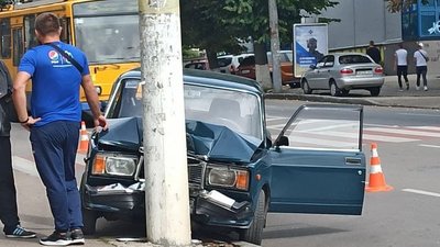 У Житомирі на вулиці Леха Качинського автомобіль врізався в електроопору