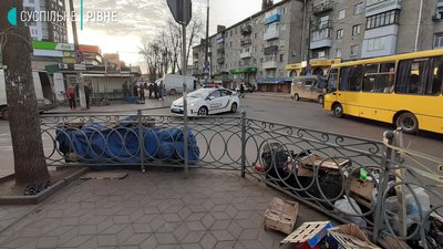 Поліція не дає розгорнутись торговцям біля ринку у Рівному Поліція не дає розгорнутись торговцям біля ринку у Рівному