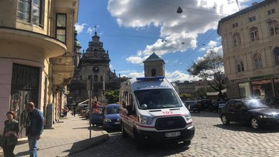 У центрі Львова під час реставрації із балкону випав робітник: чоловік помер