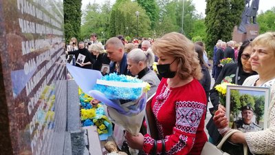У Тернополі в День Героїв поклали квіти до меморіальної стели "Загинули за волю України" У Тернополі в День Героїв поклали квіти до меморіальної стели "Загинули за волю України"
