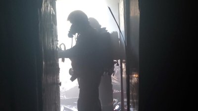 Пожежа в багатоповерхівці Павлограду: вогнеборці врятували хлопця