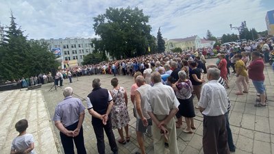 Протестують проти скасування чорнобильських пільг: жителі Овруцької громади зібралися на мітинг Протестують проти скасування чорнобильських пільг: жителі Овруцької громади зібралися на мітинг