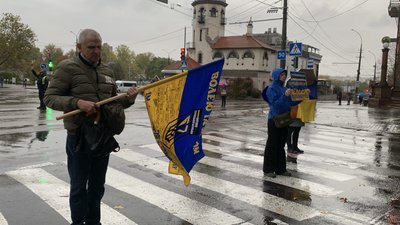 Люди під час хвилини мовчання у Миколаєві