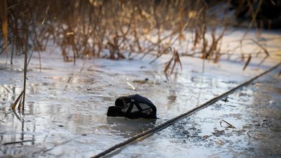 Кепка на поверхні водойми, де загинули двоє хлопців у Харкові