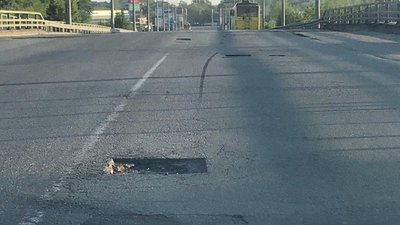 Яма на мосту по вулиці Великотирнівській Яма на мосту по вулиці Великотирнівській