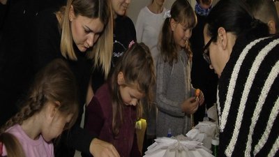 У Вінниці працівники IT-компаній разом із дітьми створювали новорічні іграшки