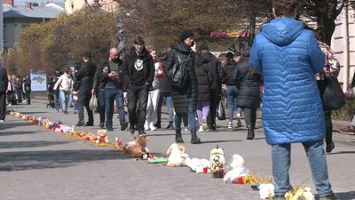 "Німий крик душі". У середмісті Івано-Франківська провели мовчазну акцію протесту "Німий крик душі". У середмісті Івано-Франківська провели мовчазну акцію протесту