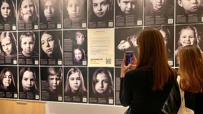 36 історій дітей-переселенців у світлинах. У Франківську презентували фотовиставку "Очі миру" 36 історій дітей-переселенців у світлинах. У Франківську презентували фотовиставку "Очі миру"