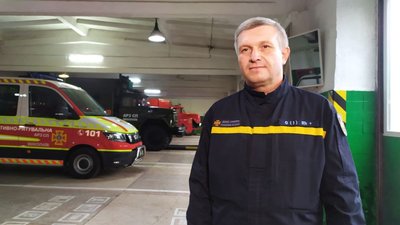 Рятувальник з Миколаєва допомагає відновлювати зруйновані обстрілами будинки у Донецькій області