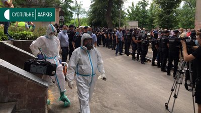 Двох поліцейських забрали до лікарні після сутичок біля диспансеру у Харкові