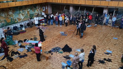 Молитву за мир в Україні провели під час в'язання маскувальних сіток в Ужгороді Молитву за мир в Україні провели під час в'язання маскувальних сіток в Ужгороді
