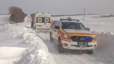На Тернопільщині рятувальники витягли автобус, який з’їхав з дороги На Тернопільщині рятувальники витягли автобус, який з’їхав з дороги