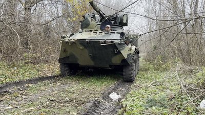 Десантник показав БТР, який під час бою виїхав без п’яти коліс Десантник показав БТР, який під час бою виїхав без п’яти коліс