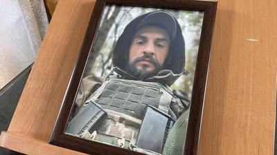 Загинули під час захисту Батьківщини. У Херсоні попрощались з захисниками Максимом Артюшенком та Андрієм Сіроштаном Загинули під час захисту Батьківщини. У Херсоні попрощались з захисниками Максимом Артюшенком та Андрієм Сіроштаном
