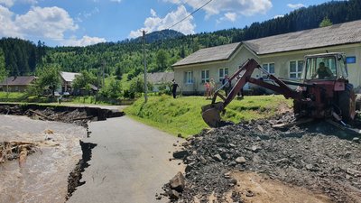 Негода на Міжгірщині: зруйновані три будинки, два мости та 70 метрів дороги Негода на Міжгірщині: зруйновані три будинки, два мости та 70 метрів дороги