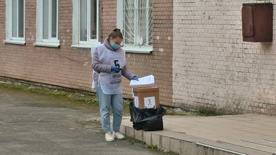 На дві виборчі дільниці в Хмельницькому члени комісій викликали поліцію з приводу опитування "5 запитань від президента" На дві виборчі дільниці в Хмельницькому члени комісій викликали поліцію з приводу опитування "5 запитань від президента"