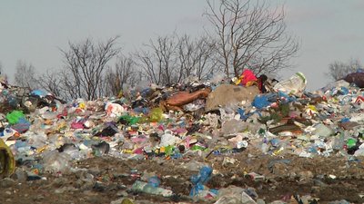 На Житомирщині жителі одного з сіл стережуть сміттєзвалище, куди звозять сміття з інших регіонів На Житомирщині жителі одного з сіл стережуть сміттєзвалище, куди звозять сміття з інших регіонів